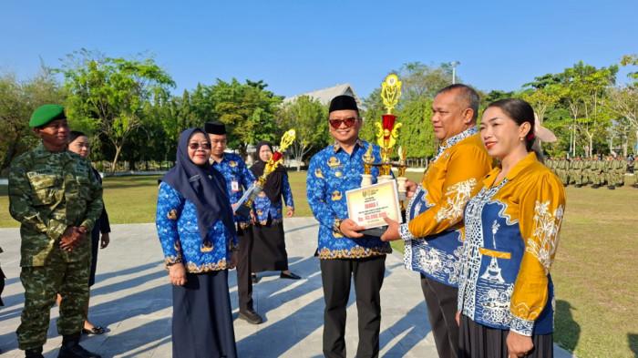 Bupati Tabalong HM Noor Rifani serahkan hadiah lomba desa 2