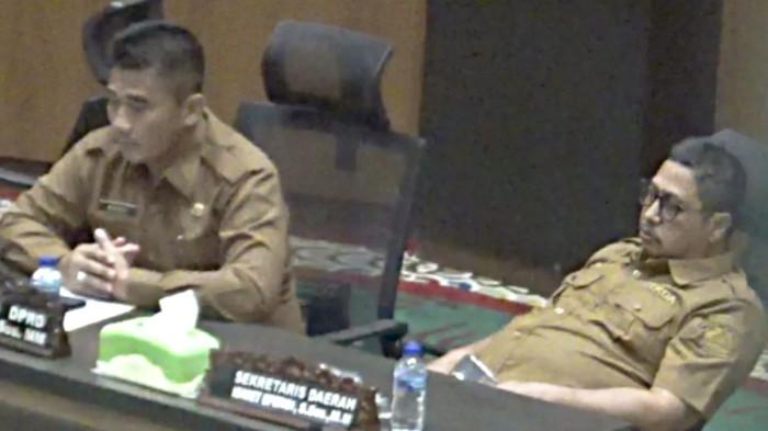 Ismet Efendi tidur saat Rapat paripurna DPRD Bangkalan, Jawa Timur.