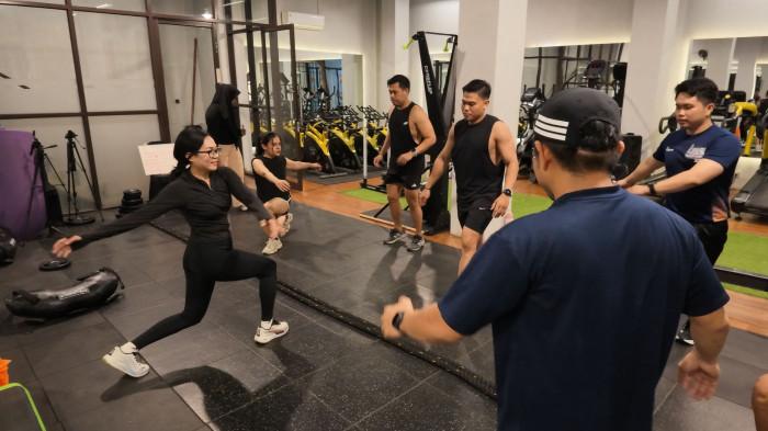 TREN HYROX - Para member tengah melakukan pemanasan sebelum latihan hybrid di Gallery Fitness by Dr Fit,Jl Racing Center 2 Makassar, Jumat (17/7). Olahraga Hyrox mulai menjadi tren baru di Kota Makassar seiring meningkatnya minat masyarakat terhadap olahraga yang menggabungkan lari dan latihan kekuatan fungsional dalam satu rangkaian latihan