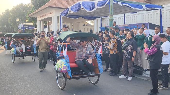 BECAK LISTRIK: Wali Kota Yogyakarta, Hasto Wardoyo menunggangi becak listrik 