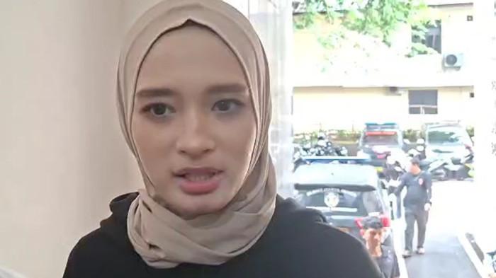 KASUS INARA RUSLI - Selebgram Inara Rusli menyambangi Polda Metro Jaya pada hari ini, Senin (29/12/2025). Kehadirannya diketahui untuk mencabut laporan polisi yang ia lapangan terhadap Insanul Fahmi terkait dugaan penipuan.