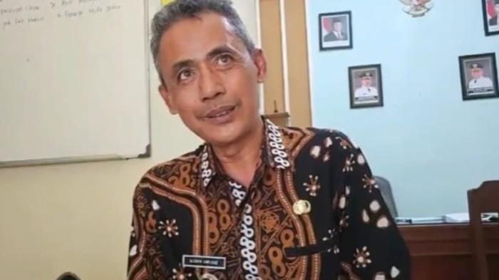 Camat Madiun, Muksin Harjoko, saat diwawancarai wartawan TribunJatim