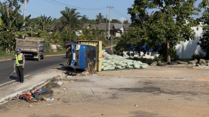 KECELAKAAN DI JELUTUNG - Suasana di lokasi kecelakaan maut di Jalan Raya Desa Jelutung I, Bangka Tengah, Jumat (17/7/2026). Truk Toyota Dyna yang diduga tidak kuat menanjak berjalan mundur dan menabrak pengendara Honda Beat hingga terperosok ke selokan. Polisi masih menyelidiki penyebab pasti insiden tersebut.