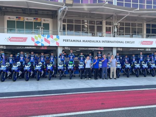 Sesi foto 20 peserta ajang Yamaha Sunday Race 2026 kelas Yamaha R15 BLU CRU Junior Pro 2026 pada Jumat (17/7/2026).