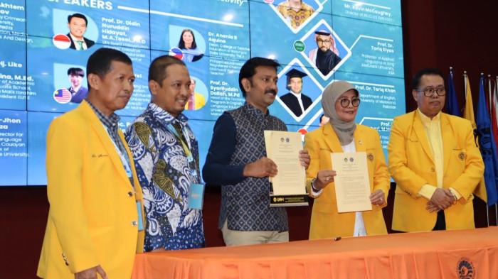 KERJA SAMA - Plt Rektor UNM, Prof Farida Patittingi memperlihatkan dokumen kerja sama dengan Christ College (Autonomous) Irinjalakuda, Kerala, India di Ballroom Teater Menara Pinisi UNM, Jl AP Pettarani, Makassar, Jumat (17/7/2026). Penekenan kerja sama bagian dari Lontara International Conference 2026.