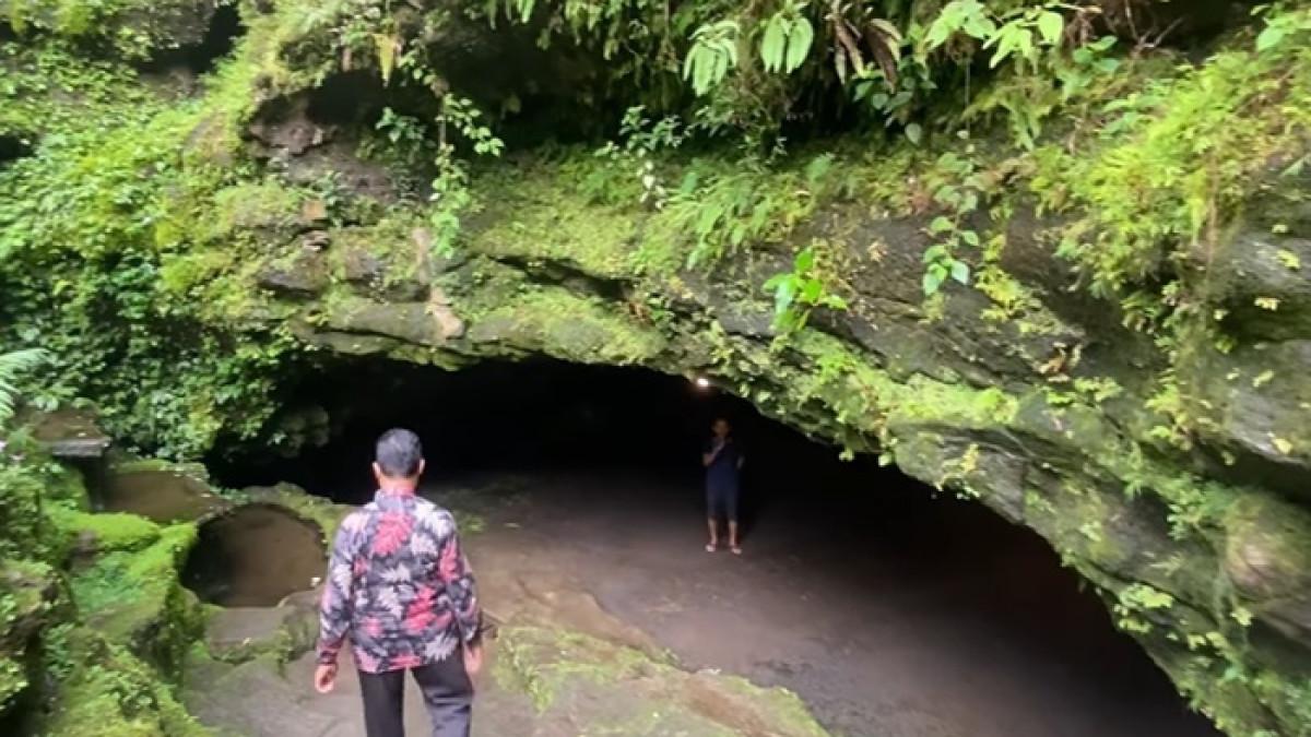 WISATA PURBALINGGA - Menjelajahi Goa Lawa Purbalingga atau Golaga yang menjadi tempat wisata hits di Purbalingga, Senin (5/1/2026).