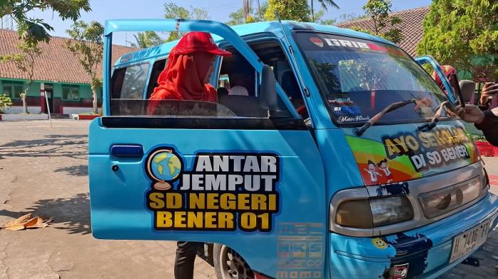 TRIBUN JATENG/EKA YULIANTI FAJLINSIAP MELAYANI - Gani Prasasti. guru PJOK SDN Bener 01 Kabupaten Semarang siap mengemudikan angkot untuk mengantar anak-anak pulang sekolah, Kamis (16/07/2026).