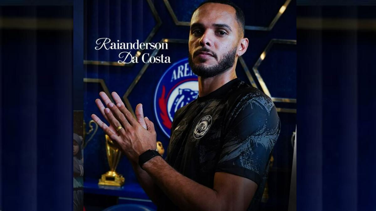PEMAIN ANYAR - Arema FC resmi memperkenalkan gelandang subur asal Brasil, Raianderson da Costa Morais sebagai rekrutan anyarnya, Jumat (18/7/2026).