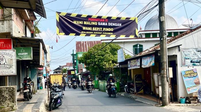 CURANMOR - Spanduk berisi peringatan terhadap pelaku pencurian kendaraan bermotor terpasang di Kelurahan Kalibeber, Kecamatan Mojotengah, Kabupaten Wonosobo, Jumat (17/7/2026), setelah wilayah tersebut dilanda rentetan kasus curanmor.