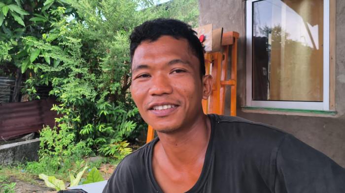 AKSI HEROIK- Pemulung, Ari Firdaus (35) saat memberikan keterangan di kediamannya, Komplek PJKA, Kelurahan Sawahan Timur, Kota Padang, Jumat (17/7/2026). Aksi yang dilakukan karena resah melihat jalan berlubang.
