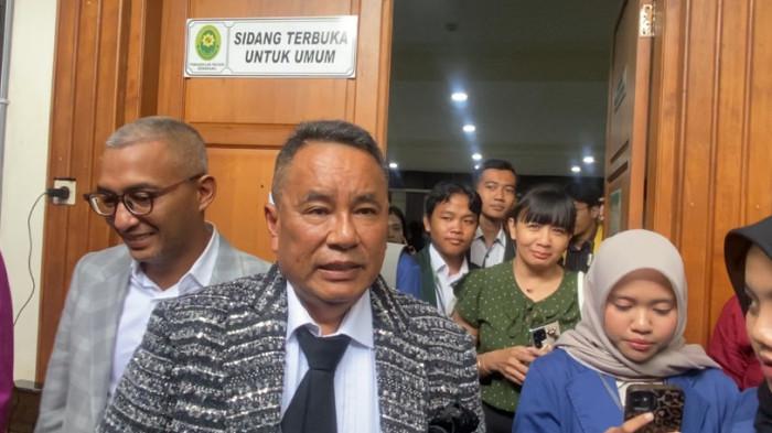 BERI KETERANGAN - Penasihat hukum terdakwa, Hotman Paris Hutapea, memberikan keterangan kepada wartawan usai sidang dugaan korupsi kredit PT Sritex di Pengadilan Tipikor Semarang, Senin (26/1/2026). Ia menegaskan bahwa utang kredit senilai Rp1,3 triliun telah dilunasi sehingga unsur kerugian negara dinilai belum terpenuhi.