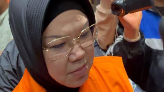 BUPATI SUKOHARJO DITAHAN - Bupati Sukoharjo Etik Suryani resmi jadi tersangka dan ditahan KPK, Gedung Merah Putih, Jakarta, Sabtu (11/7/2026) dini hari. Ia diduga dalang pemerasan kepada jajaran birokrasi di bawah kepemimpinannya.