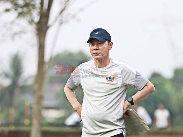 Pelatih Persija Jakarta, Shin Tae-yong, sedang memantau para pemainnya berlatih di Persija Training Ground, Sawangan, Jawa Barat, Jumat (17/7/2026).