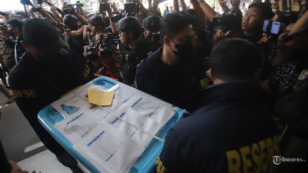 KASUS TPPU - Petugas membawa barang bukti dari Tersangka kasus dugaan Tindak Pidana Pencucian Uang (TPPU) Suap batu bara hingga kasus Asabri Don Ritto di Gedung Bundar Kejaksaan Agung, Jakarta, Jumat (17/7/2026). Polda Metro Jaya melimpahkan Don Ritto selaku tersangka dalam tiga perkara korupsi yang turut menyeret eks Jampidsus Febrie Adriansyah. Don Ritto dilimpahkan ke Kejaksaan Agung (Kejagung) RI bersama barang bukti berupa uang dan emas yang telah disita. Tribunnews/Jeprima