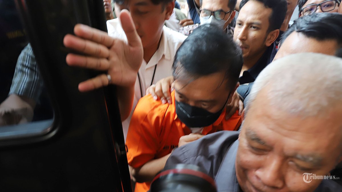 KASUS TPPU - Tersangka kasus dugaan Tindak Pidana Pencucian Uang (TPPU) Suap batu bara hingga kasus Asabri Don Ritto tiba di Gedung Bundar Kejaksaan Agung, Jakarta, Jumat (17/7/2026). Polda Metro Jaya melimpahkan Don Ritto selaku tersangka dalam tiga perkara korupsi yang turut menyeret eks Jampidsus Febrie Adriansyah. Don Ritto dilimpahkan ke Kejaksaan Agung (Kejagung) RI bersama barang bukti berupa uang dan emas yang telah disita. Tribunnews/Jeprima