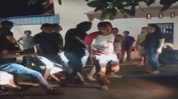 DITANGKAP - Syarief, pelaku bakar rumah mertua di Lubuklinggau, Sumsel, saat diamankan tim gabungan Polres Lubuklinggau.