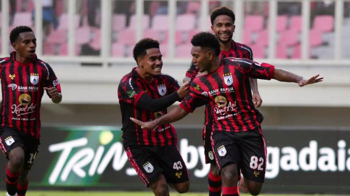 PERSIPURA - Pemain Persipura Jayapura, Jeam Kelly Sroyer dan kolega merayakan gol usai sukses mengeksekusi tendangan bebas ke gawang Barito Putera dalam laga di Stadion Lukas Enembe, Jayapura, Papua, Minggu (15/2/2026).