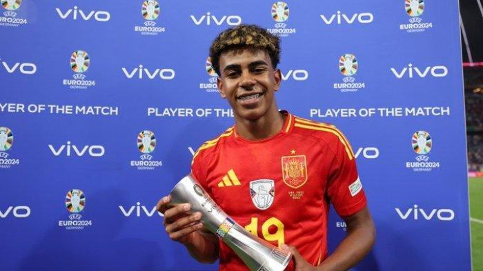 Pemain muda Spanyol Lamine Yamal mencetak sejarah di Piala Eropa 2024. Pemain Barcelona ini menjadi pencetak gol termuda sepanjang sejarah Euro. Dia berusia 16 tahun dan 362 hari ketika membuat gol ke gawang Prancis, Rabu (10/7/2024)