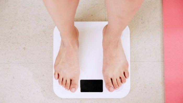 ILUSTRASI orang sedang menimbang berat badan.