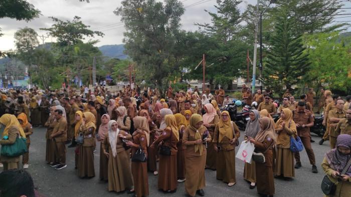 WFA PEMROV -- ASN Pemprov Gorontalo mengikuti apel perdana usai libur Lebaran, Senin (30/3/2026). Pemprov Gorontalo menunggu keputusan pemerintah pusat perihal ASN naik sepeda.