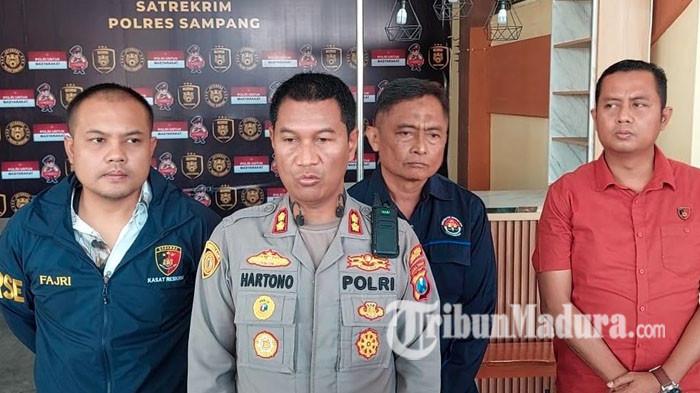 GRUP WHATSAPP - Kapolres Sampang, AKBP Hartono, didampingi Kasat Reskrim Polres Sampang, Iptu Nur Fajri (kiri) saat menjelaskan pengungkapan kasus kekerasan seksual terhadap gadis 15 tahun yang melibatkan 27 tersangka di Kabupaten Sampang, Madura. Terungkap para tersangka diduga sempat membuat grup WhatsApp (WA) yang diberi nama 