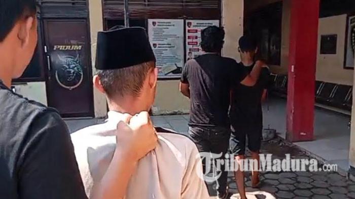 PELAKU ASUSILA - Penyidik Unit PPA Satreskrim Polres Bangkalan menangkap dua dari tiga pelaku tindak pidana asusila, MT (19) dan FR (19), warga Kecamatan Galis, Bangkalan, Madura, Jumat (17/7/2026) petang. Satu pelaku lainnya berusia di bawah umur, TU (14), sementara korban masih berusia 15 tahun.