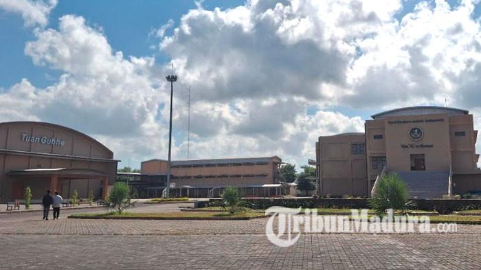 UNIBA MADURA - Universitas Bahaudin Mudhary (UNIBA) Madura di Sumenep, Jumat (17/7/2026). Mahasiswa angkatan 2025 mengeluhkan belum menerima ijazah meskipun sudah diwisuda.