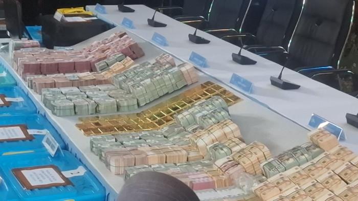 KEASLIAN BARANG BUKTI - Barang bukti emas batangan serta mata uang asing dan rupiah hasil penggeledahan dalam kasus tindak pidana korupsi dan pencucian uang yang menjerat mantan Jampidsus Kejaksaan Agung, Febrie Adriansyah. Kepolisian resmi memastikan seluruh barang bukti tersebut asli setelah melalui serangkaian uji laboratorium oleh FBI, Secret Service, dan Pegadaian.