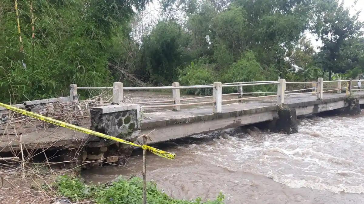 KABAR KLATEN - Jembatan Modran di atas Kali Dengkeng Klaten yang ditutup untuk umum karena ambrol sehingga rawan ambruk, Kamis (5/3/2/2020).