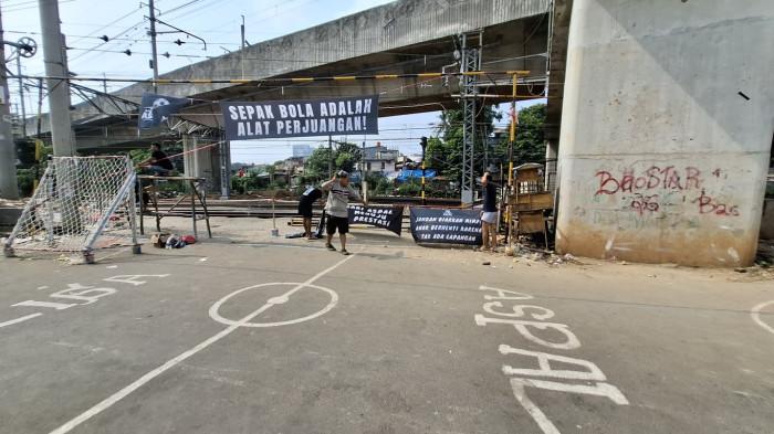 LAHIR DARI KERESAHAN - Jalan kampung di wilayah RW 08 Menteng, Jakarta Pusat disulap jadi arena futsal, lokasi digelarnya Liga Aspal yang diinisiasi warga setempat untuk memberikan wadah ke anak-anak usia dini.