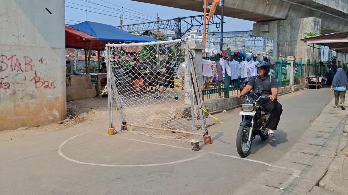 LAHIR DARI KERESAHAN - Jalan kampung di wilayah RW 08 Menteng, Jakarta Pusat disulap jadi arena futsal, lokasi digelarnya Liga Aspal yang diinisiasi warga setempat untuk memberikan wadah ke anak-anak usia dini.