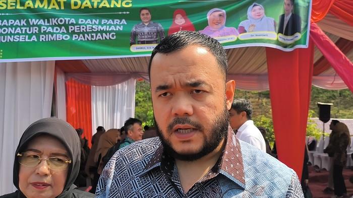 KASUS BULLY SEKOLAH- Pasca ledakan bom yang diduga dilakukan oleh siswa di salah satu sekolah, Walikota Padang Fadly Amran meminta stakeholder mengawasi lingkungan anak. Fadly meminta kasus bullying harus menjadi perhatian bersama, agar tidak terulang ke depannya.