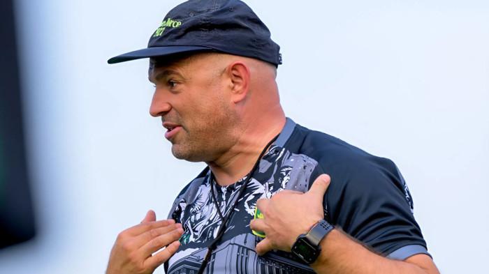 COBA FORMASI - Pelatih Persebaya Surabaya, Bernardo Tavares, memberikan sinyal akan mencoba formasi dan kombinasi pemain baru saat melakoni laga uji coba bertajuk 99th Anniversary Game melawan PSIS Semarang di Stadion Gelora Bung Tomo (GBT), Surabaya, Jawa Timur pada Minggu (19/7/2026) sore.