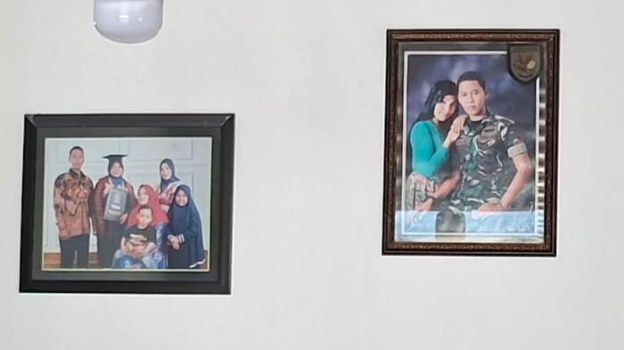 KENANGAN - Foto Serda Hengki Noto Susanto terpajang di dinding rumah duka Desa Sidorejo, Kecamatan Kebonsari, Kabupaten Madiun, Jumat (17/7/2026). Keluarga kenang Hengki sebagai sosok yang taat beribadah dan sederhana.