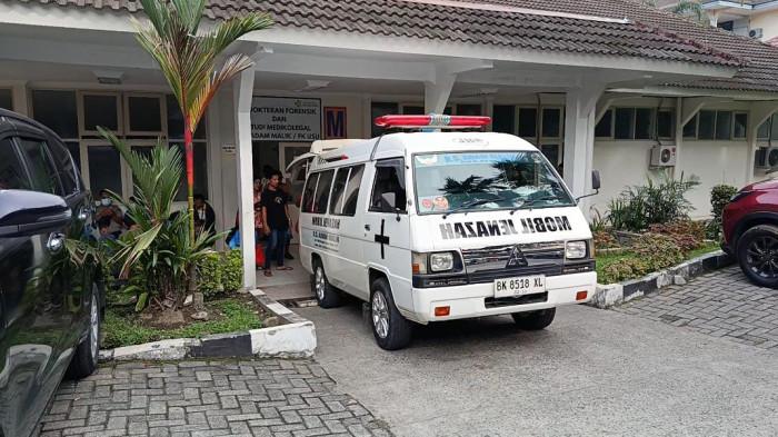 Suasana di Rumah Sakit Umum Pusat Adam Malik, Medan, tempat korban tewas dan luka kecelakaan beruntun di Kecamatan Sibolangit dibawa, Jumat (17/7/2026). Enam orang korban, diantaranya 1 korban tewas dibawa ke Adam Malik.