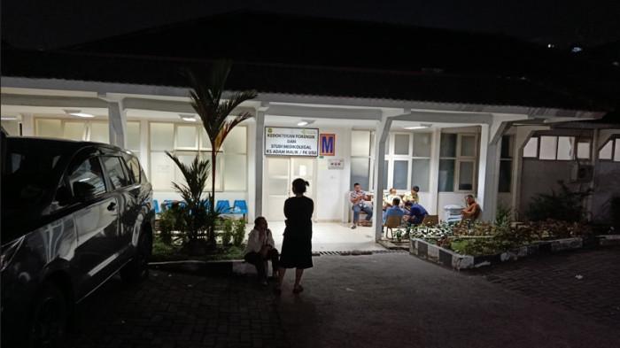 Suasana di Rumah Sakit Umum Pusat Adam Malik, Medan, tempat korban tewas dan luka kecelakaan beruntun di Kecamatan Sibolangit dibawa, Jumat (17/7/2026) malam. Korban tewas dibawa ke ruang jenazah sebelum diserahkan ke keluarga.