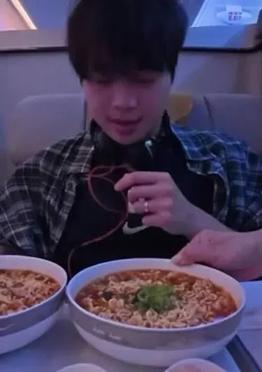 Mukbang di First Class, YouTuber Ini Dihujat Gegara 20 Kali Pesan Makan! Mukbang di First Class, YouTuber Ini Dihujat Gegara 20 Kali Pesan Makan!