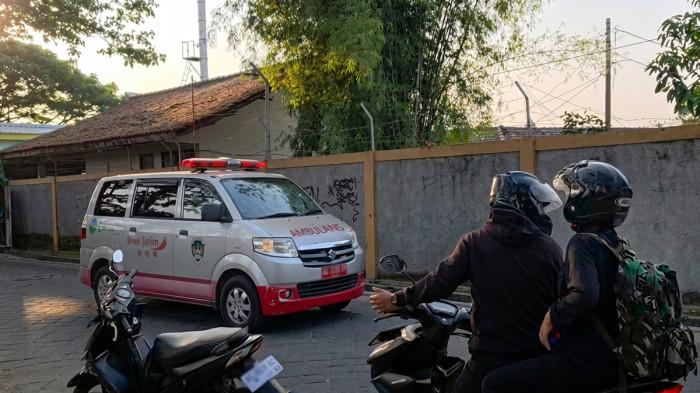 KORBAN - Ambulans diduga membawa jenazah korban ledakan di Gudang Pusat Munisi (Gupusmu) keluar dari kamar jenazah RSUD Caruban di Kecamatan Mejayan, Kabupaten Madiun, Jawa Timur pada Kamis (16/7/2026). Penjagaan ketat oleh personel TNI dan Polisi Militer dilakukan di area rumah sakit