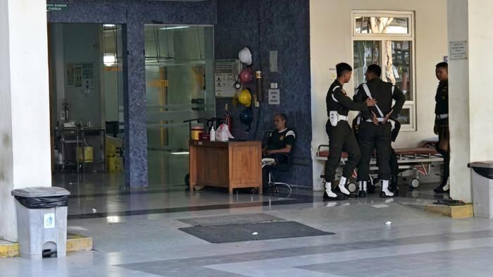 STABIL - Instalasi Gawat Darurat (IGD) RSUD Caruban, Kabupaten Madiun, Jawa Timur, tempat dirawatnya korban  ledakan Gudang Pusat Munisi (Gupusmu), saat dijaga anggota Polisi Militer pada Kamis (16/7/2026). Kondisi keenam korban kini berangsur membaik.