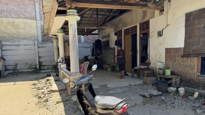 RUMAH KORBAN KECELAKAAN - Suasana rumah kontrakan Sri di Jalan Sungai Selan, depan Asrama Polisi, Kecamatan Pangkalan Baru, Kabupaten Bangka Tengah. Sri merupakan korban yang tewas tertabrak truk bermuatan beras di di Jalan Raya Desa Jelutung, Jumat (17//7/2026).
