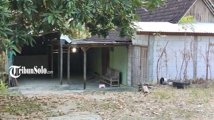 KOSONG - Rumah sekaligus lokasi tempat kejadian perkara (TKP) pembunuhan dan perampokan terhadap Bilqis, bocah perempuan berusia 11 tahun, di Desa Dawung, Kecamatan Jenar, Kabupaten Sragen, beberapa waktu lalu. Kasus pembunuhan Bilqis sempat menyita perhatian masyarakat Sragen karena terjadi di lingkungan permukiman warga dan menimbulkan duka mendalam bagi keluarga korban.
