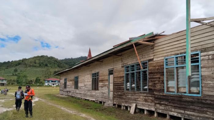 ANGIN KENCANG - Kondisi salah satu bangunan di Kecamatan Krayan, Kabupaten Nunukan, Kaltara, yang mengalami kerusakan setelah diterjang angin kencang disertai hujan lebat.