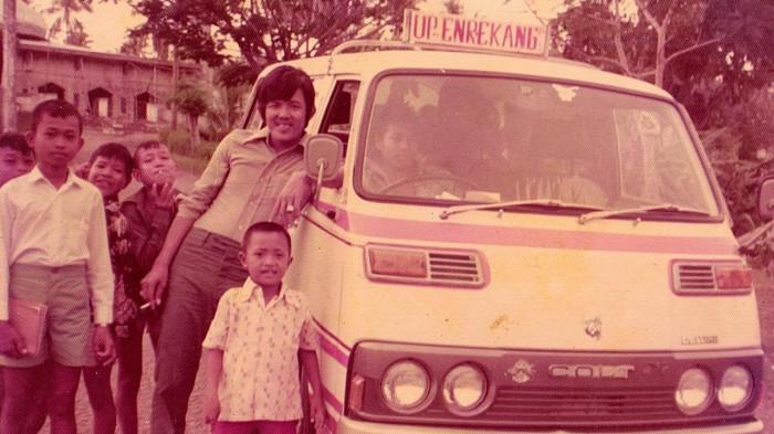 2026-07-18 - Keluarga David Gozal mengabadikan mobil pete-pete di Enrekang.