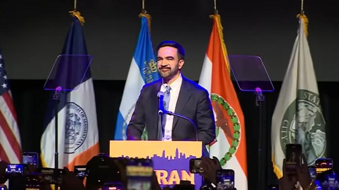 ZOHRAN MAMDANI MENANG - Tangkap Layar Youtube FOX 5 New York saat kandidat wali kota dari Partai Demokrat Zohran Mamdani menyampaikan pidato kemenangannyapada Selasa waktu setempat (4/11/2025) Hitung cepat menunjukkan Partai Demokrat Zohran Mamdani keluar sebagai pemenangnya.