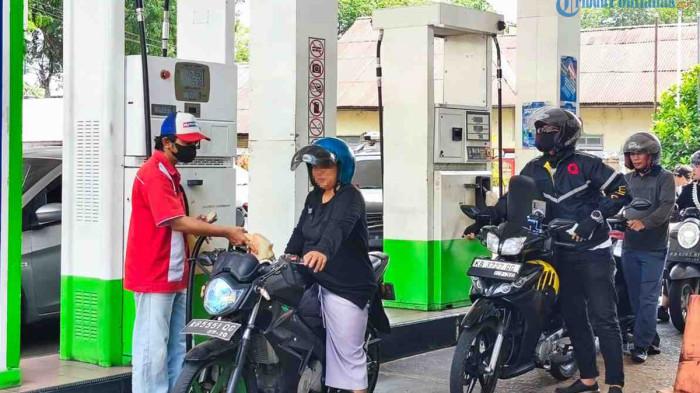 PENIMBUNAN BBM - Warga Kota Pontianak saat mengisi BBM di SPBU Merdeka Jl Hos cokroaminoto, Sabtu 18 Juli 2026. Pertamina Kalbar akan menerapkan sanksi tegas ke kendaraan dengan tangki modifikasi.