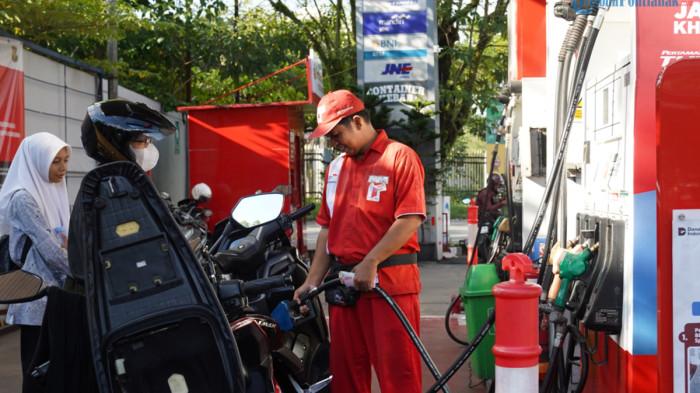 KENDARAAN TANGKI MODIFIKASI - Masyarakat tampak mengisi Bahan Bakar Minyak (BBM) di SPBU Kawasan Kecamatan Pontianak Kota, Kota Pontianak, Rabu 10 Juni 2026. DPRD Pontianak desak Pertamina pelototi kendaraan besar bertangki siluman.