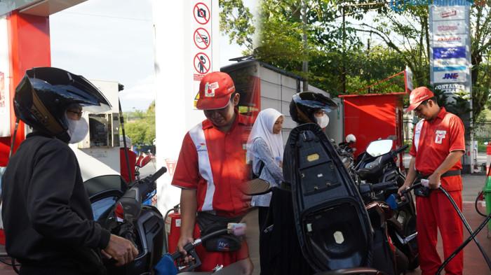 PENIMBUNAN BBM - Masyarakat tampak mengisi Bahan Bakar Minyak (BBM) di SPBU Kawasan Kecamatan Pontianak Kota, Kota Pontianak, Rabu, 10 Juni 2026. Pertamina Kalbar akan menindak tiga pelanggaran dengan sanksi pemblokiran kode QR.