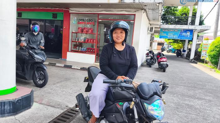 PENIMBUNAN BBM - Lasmi (35), warga Kota Pontianak saat ditemui TribunPontianak.co.id di SPBU Merdeka Jl Hos cokroaminoto, Sabtu 18 Juli 2026. Ia curhat minta Pertamina beri aturan Pertalite Proporsional.