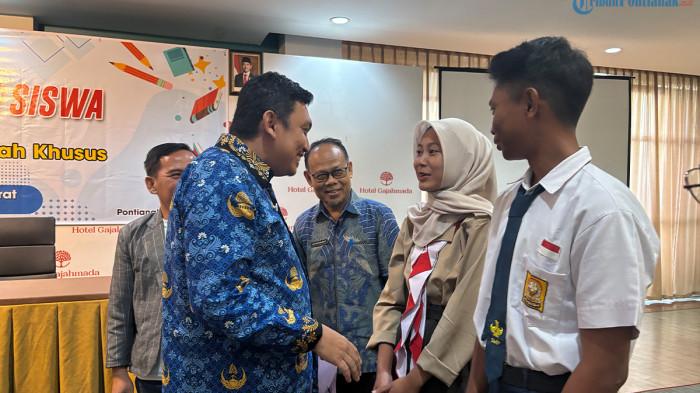 BEASISWA ADEM - Prosesi serah terima sekaligus pembekalan siswa Penerima Program ADEM 3T oleh Pelaksana Tugas (Plt) Kepala Dinas Pendidikan dan Kebudayaan Provinsi Kalimantan Barat, Syarif Faisal Indahmawan Alkadri, Jumat 17 Juli 2026. Ini besaran uang yang diterima siswa penerima ADEM.