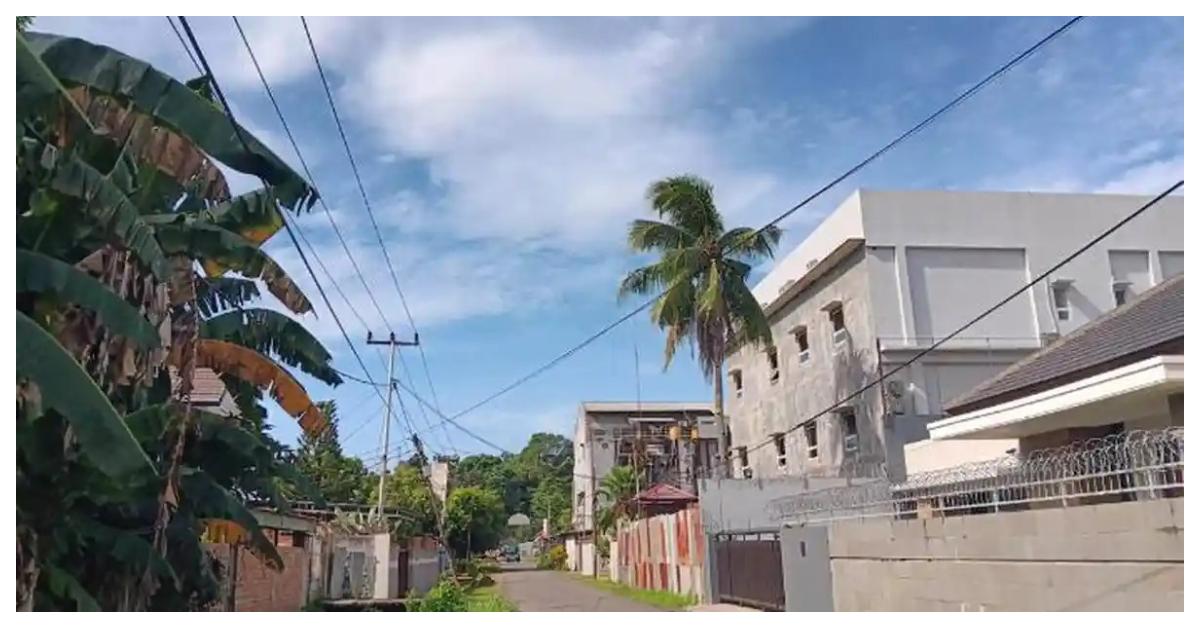 PRAKIRAAN CUACA - Langit biru dibalut awan putih di Jl. Gunung Renjani, Kampung Baru, Kota Sorong, Papua Barat Daya, Rabu (11/3/2026). BMKG memprakirakan, semua distrik di Kota Sorong bakal berawan seharian pada Senin (6/7/2026).